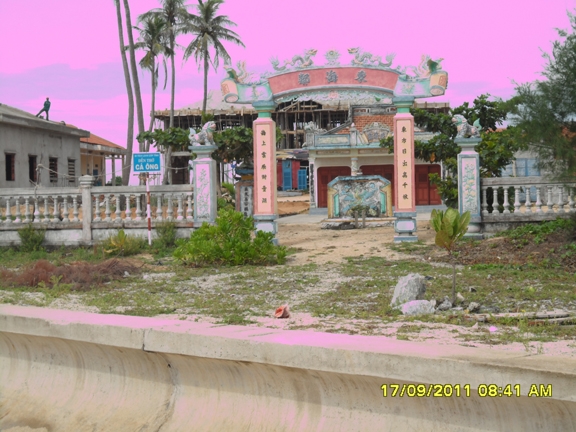 Đường vào đền bị cắt ngang bởi hệ thống ta luy của tuyến kè chắn sóng Đông Nam đảo.