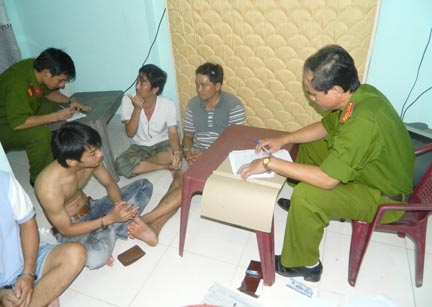 Các con bạc bị bắt tại nhà Nguyễn Thanh Hùng