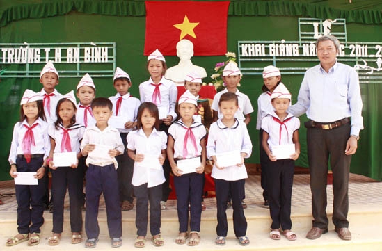 Ông Nguyễn Tài Luân - Phó Bí thư Huyện ủy Lý Sơn trao học bổng cho học sinh trên đảo Bé.