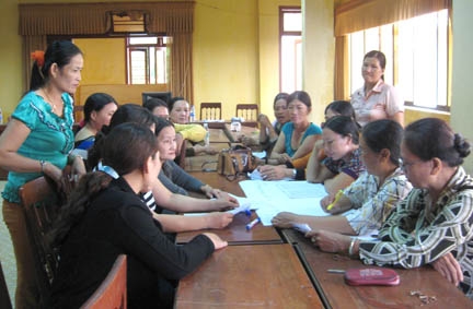 Thành viên CLB "Giáo dục và đời sống" ở xã Nghĩa Dõng (TP.Quảng Ngãi) thảo luận, để giải quyết tình huống.