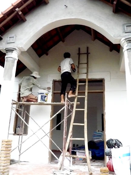 Thợ xây tự do không trang bị bảo hộ lao động, do đó nguy cơ xảy ra tai nạn rất cao. Trong ảnh: Thợ xây nhà ở xã Tịnh Châu - Sơn Tịnh.