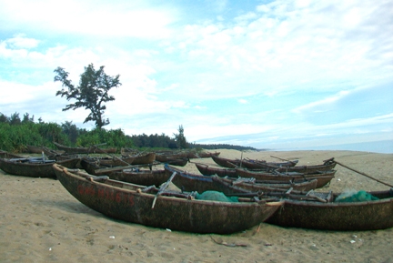 Đang trong mùa đánh bắt, nhưng hầu hết ghe thuyền ở các xã vùng bãi ngang đều trong tình trạng nằm bờ.