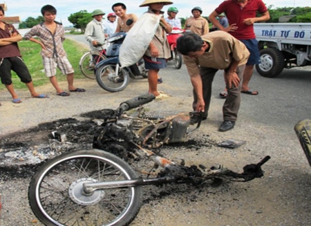 Chiếc xe bị đốt trong một vụ trộm chó ở Nghệ An. Ảnh LĐO