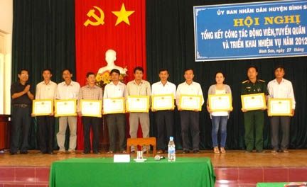Lãnh đạo UBND huyện tặng giấy khen cho các tập thể và cá nhân hoàn thành tốt công tác tuyển quân.  