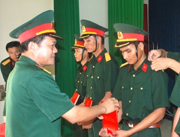 Đại tá Tạ Nhân, Phó chủ nhiệm Cục Chính trị Quân khu 5 trao quyết định phong quân hàm cho học viên đào tạo sỹ quan dự bị