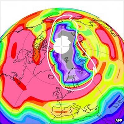  Lần đầu tiên lỗ hổng trên tầng ozone ở Bắc cực rộng ngang với Nam cực. Ảnh: BBC 