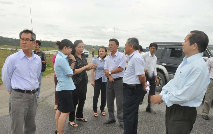 Đoàn giám sát HĐND tỉnh kiểm tra tại khu đất của Nhà máy théo Quảng Liên.