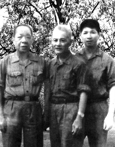 Đồng chí Bông Văn Dĩa (người ngoài cùng, bên trái) cùng đồng đội. Ảnh tư liệu.