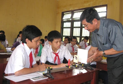 Thầy giáo Mai Văn Xu đang hướng dẫn học sinh thực hành bài tập.