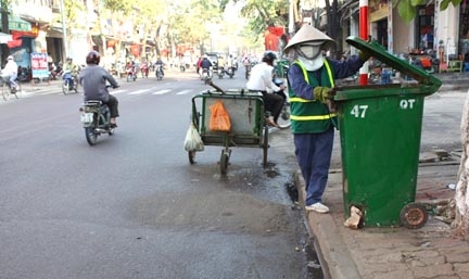  Các chị lao công âm thầm làm việc để đường phố thêm sạch.
