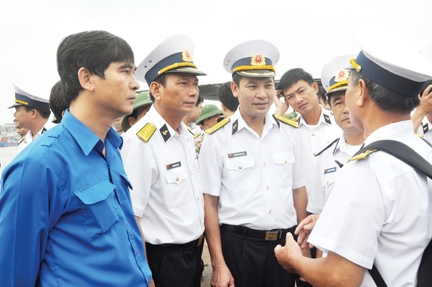 Các chiến sĩ Đoàn tàu không số năm xưa tại cảng Sa Kỳ- Sơn Tịnh - Quảng Ngãi (10/10/2011).   