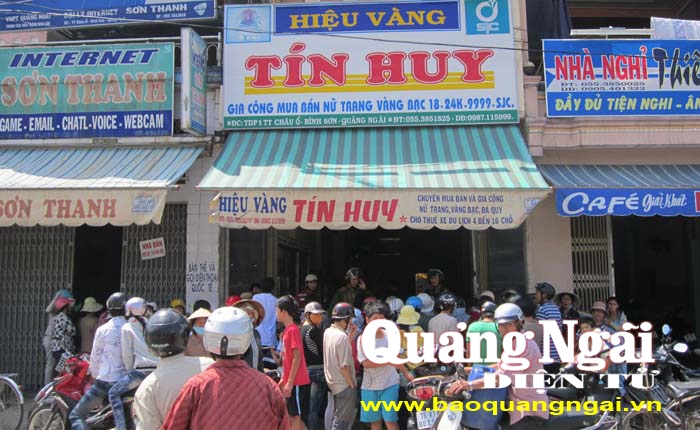 Người dân hiếu kỳ tụ tập trước tiệm vàng Tín Huy