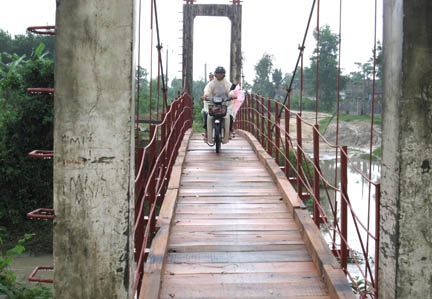 Chiếc cầu vừa được sửa chữa đã tạo điều kiện thuận lợi cho việc đi lại của người dân.