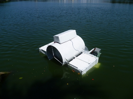 Mô hình mẫu của Quang được thử nghiệm trên hồ.