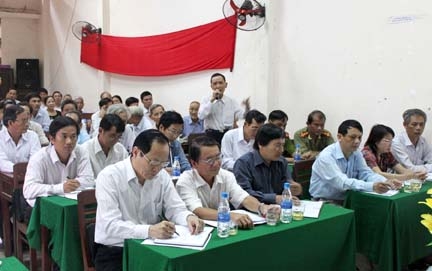 Cử tri phường Trần Hưng Đạo kiến nghị tại buổi tiếp xúc với đại biểu HĐND tỉnh và HĐND thành phố Quảng Ngãi. 