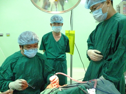 Các bác sĩ tiến hành phẫu thuật u não cho bệnh nhân Lê Dũng. 