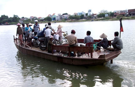 Vào mùa nước lớn, người dân xóm Đồng Min phải qua sông bằng đò ngang thiếu an toàn.