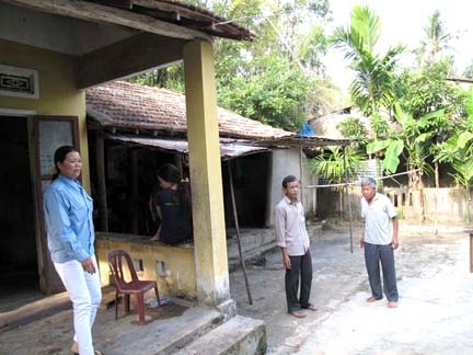 Người dân thôn Tân Hy bức xúc khi nhà dột nát không được sửa chữa