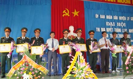 Lãnh đạo huyện tặng giấy khen cho cá nhân đạt thành tích cao trong phong trào thi đua quyết thắng LLVT huyện Lý Sơn.  