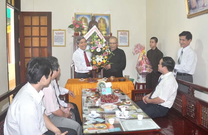 Phó Chủ tịch UBND tỉnh Lê Quang Thích thăm và tặng quà cho Hòa thượng Thích Hạnh Lạc.