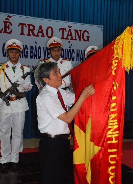 Thừa ủy quyền của Chủ tịch nước, đồng chí Lê Quang Thích - Phó Chủ tịch UBND tỉnh gắn Huân chương Bảo vệ Tổ quốc hạng Ba lên Cờ truyền thống cho Phòng Kỹ thuật hình sự.