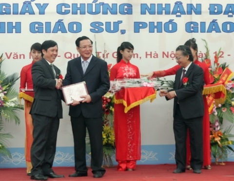 Bộ trưởng Bộ GD-ĐT Phạm Vũ Luận trao chứng nhận chức danh GS, PGS 2011. Ảnh: GDTĐ