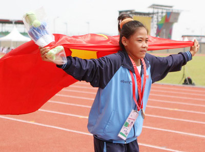 Vận động viên Nguyễn Thị Thanh Phúc đem về chiếc huy chương vàng đầu tiên cho điền kinh Việt Nam tại SEA Games 26. Ảnh: Q.Nhựt (TT-VH)