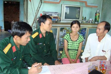 Bộ đội Sơn Tịnh thường xuyên gặp gỡ, trò chuyện hướng dẫn vợ chồng anh Nguyễn Đình Vũ (thôn Vĩnh Tuy - Tịnh Hiệp) cách thức làm ăn thoát nghèo.