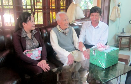 Thăm và tặng quà tại nhà ông Võ Phấn- Nguyên Bí thư Tỉnh ủy