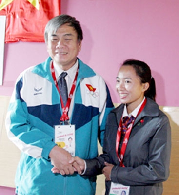 VĐV Phạm Thị Bình (phải) được kết nạp Đảng Cộng sản Việt Nam  ngay sau khi giành HCB 10.000m nữ.