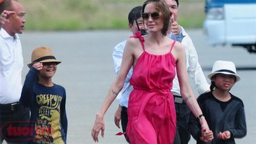Jolie trẻ trung và gợi cảm trong chiếc váy hồng cánh sen rực rỡ - Ảnh: Thuận Thắng