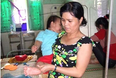 Bệnh nhân tay chân miệng đang được điều trị tại BV Đa khoa tỉnh Ninh Thuận (Ảnh: VietNamNet)