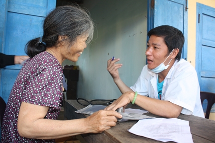 Khám bệnh, cấp thuốc miễn phí cho người cao tuổi nghèo ở huyện đảo Lý Sơn.