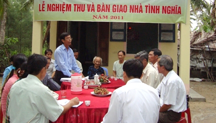 Trao tặng nhà đại đoàn kết cho người nghèo huyện Sơn Tịnh từ sự đóng góp xây dựng của các doanh nghiệp.