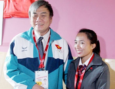 VĐV Phạm Thị Bình (bên phải)