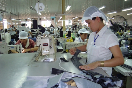 Nhiều doanh nghiệp kinh doanh ngành dệt may đang tìm kiếm cơ hội để bứt phá đi lên trong năm 2012.