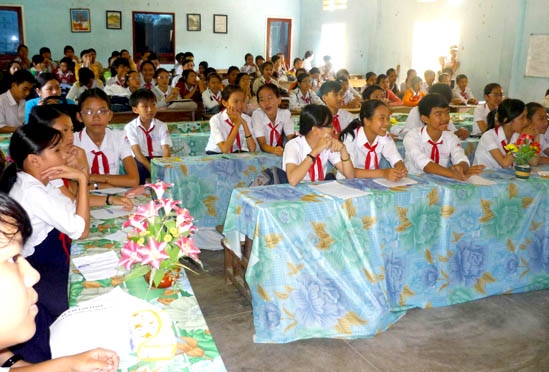 Học sinh Trường THCS Nguyễn Nghiêm trong một buổi sinh hoạt CLB Anh văn.