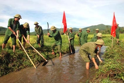 Học viên lớp đào tạo sĩ quan dự bị làm công tác nạo vét kênh mương tại Nghĩa Hành.