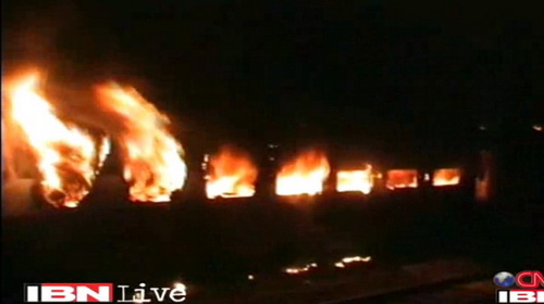 Lửa bốc ngùn ngụt từ hai toa tàu bị cháy - Ảnh chụp lại từ truyền hình IBN