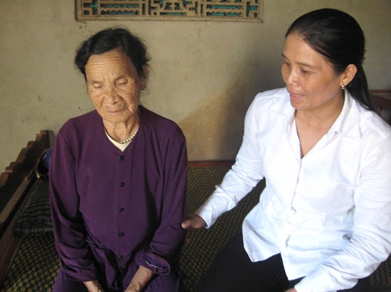 Chị Trương Thị Liễu (bên phải) thăm gia đình phụ nữ gặp khó khăn, hoạn nạn.    