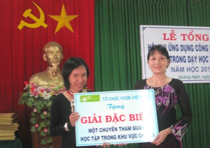 Cô giáo Tô Thị Thanh Thủy (bên phải) nhận giải thưởng đặc biệt do đại diện Tổ chức VVOP trao tặng. 