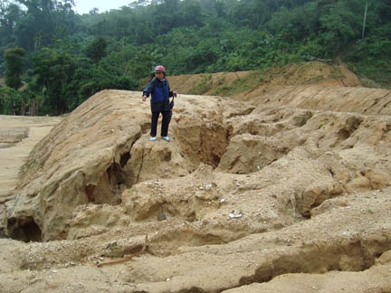 Mặt bằng khu tái định cư Suối Y chưa xong đã sạt lở nghiêm trọng.