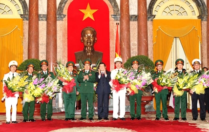 Chủ tịch nước Trương Tấn Sang và Bộ trưởng Bộ Quốc phòng Phùng Quang Thanh chúc mừng các đồng chí lãnh đạo Lực lượng vũ trang được phong quân hàm lần này. Ảnh: Minh Khánh/qdnd