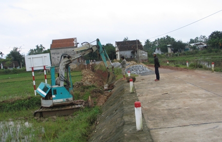 Tu sửa đường giao thông nông thôn ở xã Hành Minh sau mùa mưa lũ 2011.