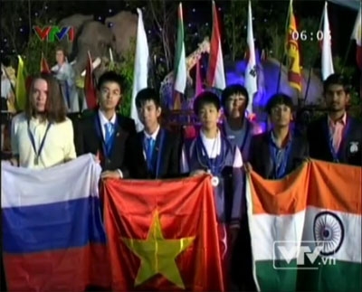 Đoàn học sinh Việt Nam tham dự cuộc thi Olympic khoa học trẻ quốc tế lần thứ 8 vừa được tổ chức tại thành phố Durban, Nam Phi đã đạt thành tích cao. Cả 6 em đều đạt huy chương, với 3 huy chương bạc và 3 huy chương đồng.