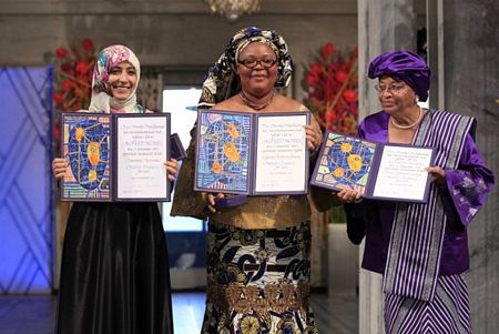Ba phụ nữ được tôn vinh về các hoạt động vì hòa bình năm 2011. Từ trái sang: bà Tawakul Karman, bà Leymah Gbowee và Tổng thống Liberia , bà Ellen Johnson-Sirleaf. Ảnh: dantri.com.vn