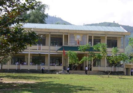 Chương trình 135-II và Chương trình ISP nhờ đầu tư nhiều trường học ở Sơn Hà đã được xây dựng kiên cố.