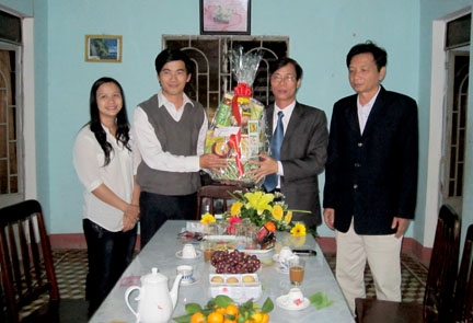 Đồng chí Nguyễn Minh Tuấn- Chủ tịch UB MTTQVN tỉnh thăm và tặng quà tại Nhà thờ Bình Long
