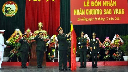 Đại tướng Phùng Quang Thanh gắn Huân chương lên Cờ truyền thống Quân khu 5 (Ảnh: Nhân dân)