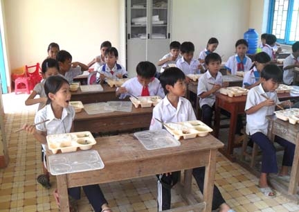 Giờ ăn trưa của học sinh Trường tiểu học Hành Tín Đông - điểm trường thôn Khánh Giang.